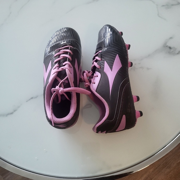Female soccer cleats/shoes - Picture 3 of 5